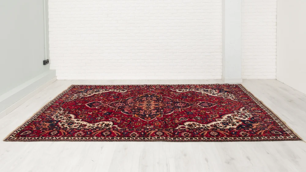 Visión general de la alfombra extendida sobre el suelo con colores muy vivos, con clara predominancia del rojo
