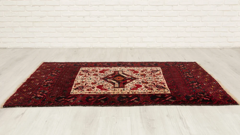 Visión general de la alfombra extendida sobre el suelo con colores muy vivos, con clara predominancia del rojo