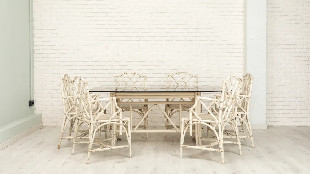 Conjunto de jardín formado por 6 sillas de bambú blanco y una mesa con base de bambú y un gran cristal ahumado