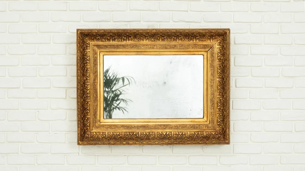 Espejo rectangular horizontal dorado, la luna tiene signos visibles del desgaste habitual del paso del tiempo
