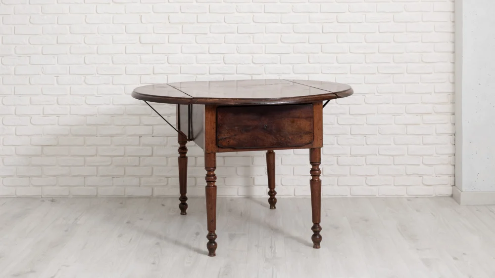 Mesa tocinera abierta, con soportes para las alas en hierro