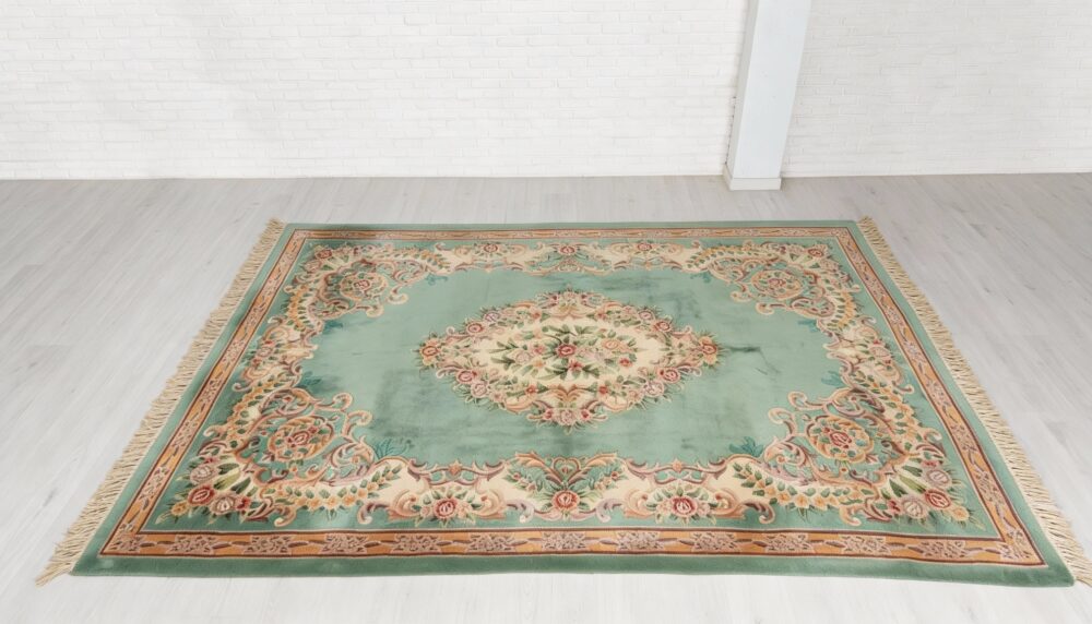 Alfombra Aubusson vintage en tonos verdes con medallón central floral